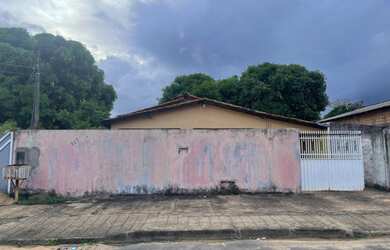 Imagem: A casa possui 3 Dormitórios, 2 Banheiros, 3 Vagas na garagem