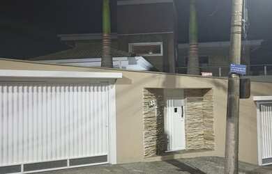 Imagem: A casa possui 4 Dormitórios, 4 Banheiros, 5 Vagas na garagem