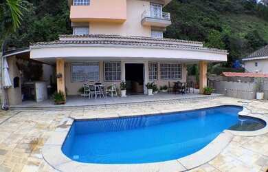 Imagem: A casa em condomínio possui 5 Dormitórios, 5 Banheiros, 623m²