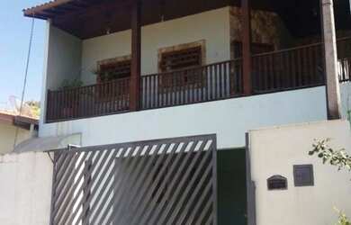 Imagem: A casa possui 3 Dormitórios, 2 Banheiros, 4 Vagas na garagem