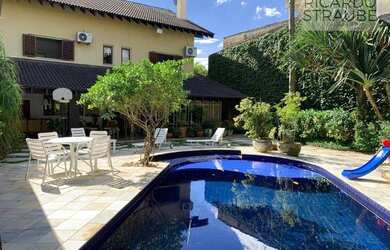 Imagem: A casa possui 4 Dormitórios, 5 Banheiros, 5 Vagas na garagem