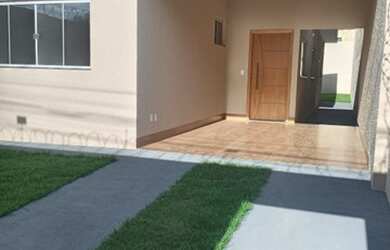 Imagem: A casa possui 3 Dormitórios, 2 Banheiros, 2 Vagas na garagem