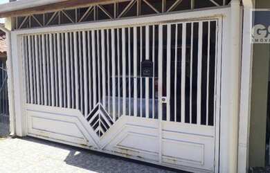 Imagem: A casa possui 3 Dormitórios, 2 Banheiros, 2 Vagas na garagem