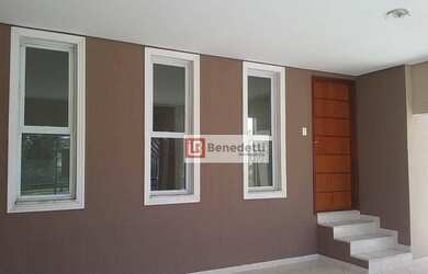 Imagem: A casa possui 3 Dormitórios, 2 Banheiros, 2 Vagas na garagem