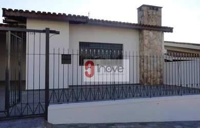 Imagem: A casa possui 4 Dormitórios, 5 Banheiros, 2 Vagas na garagem