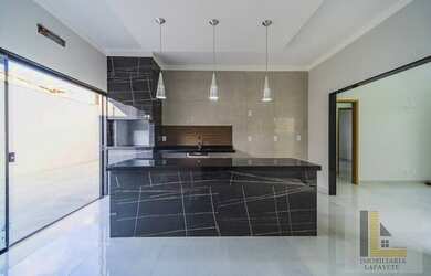 Imagem: A casa possui 3 Dormitórios, 2 Banheiros, 1 Vaga na garagem