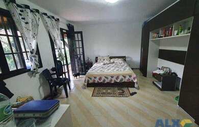 Imagem: A casa possui 5 Dormitórios, 4 Banheiros, 4 Vagas na garagem