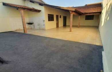 Imagem: A casa possui 3 Dormitórios, 2 Banheiros, 240m² de Área e