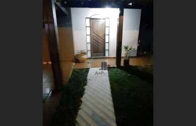 Imagem: A casa possui 4 Dormitórios, 3 Banheiros, 360m² de Área e