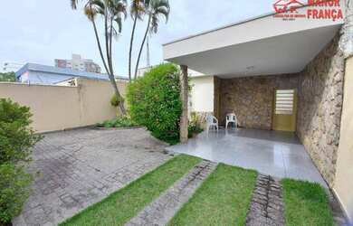 Imagem: A casa possui 3 Dormitórios, 2 Banheiros, 2 Vagas na garagem