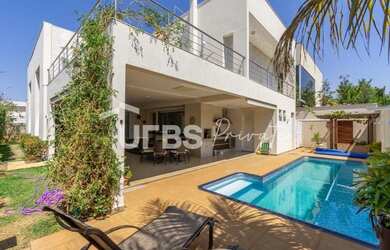 Imagem: A casa em condomínio possui 4 Dormitórios, 5 Banheiros, 4