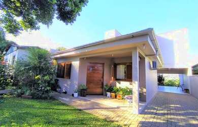 Imagem: A casa possui 3 Dormitórios, 3 Banheiros, 4 Vagas na garagem