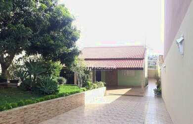 Imagem: A casa possui 2 Dormitórios, 2 Banheiros, 5 Vagas na garagem