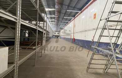 Imagem: O depósito possui 5 Vagas na garagem, 1.096m² de Área e