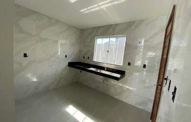 Imagem: A casa e possui 3 Dormitórios, Suítes, 2 Banheiros, 2 Vagas