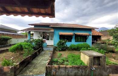 Imagem: A casa possui 3 Dormitórios, 1 Banheiro, 3 Vagas na garagem