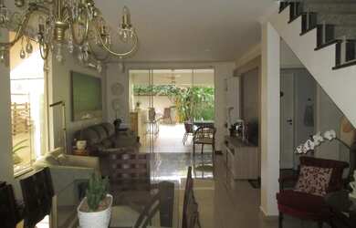 Imagem: A casa possui 4 Dormitórios, 5 Banheiros, 4 Vagas na garagem