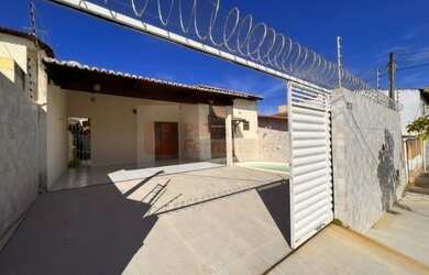 Imagem: A casa possui 3 Dormitórios, 1 Banheiro, 3 Vagas na garagem