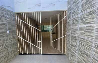 Imagem: A casa possui 3 Dormitórios, 1 Banheiro, 2 Vagas na garagem