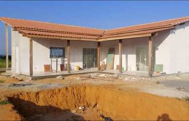 Imagem: A casa possui 2 Dormitórios, 1 Banheiro, 2 Vagas na garagem