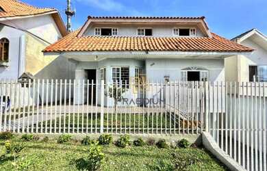 Imagem: A casa possui 4 Dormitórios, 2 Banheiros, 3 Vagas na garagem