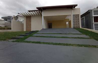 Imagem: A casa em condomínio possui 3 Dormitórios, 1 Banheiro, 2 Vagas