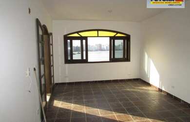 Imagem: A casa possui 3 Dormitórios, 2 Banheiros, 1 Vaga na garagem