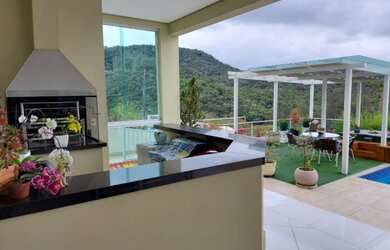 Imagem: A casa em condomínio possui 4 Dormitórios, 5 Banheiros, 2