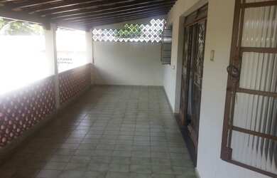 Imagem: A casa possui 4 Dormitórios, 1 Banheiro, 5 Vagas na garagem