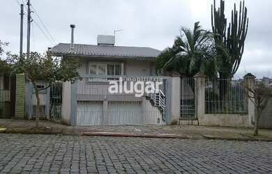 Imagem: A casa possui 4 Dormitórios, 3 Banheiros, 2 Vagas na garagem