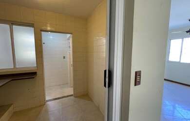 Imagem: O apartamento possui 3 Dormitórios, 2 Banheiros, 1 Vaga na