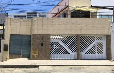 Imagem: A casa possui 5 Dormitórios, 3 Banheiros, 3 Vagas na garagem