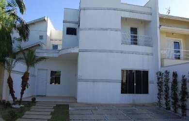 Imagem: A casa em condomínio possui 5 Dormitórios, 4 Banheiros, 2