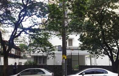 Imagem: A casa possui 5 Dormitórios, 4 Banheiros, 4 Vagas na garagem