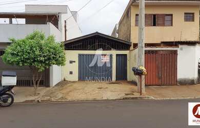 Imagem: A casa possui 3 Dormitórios, 2 Banheiros, 2 Vagas na garagem