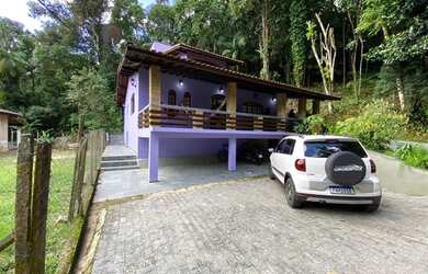 Imagem: A casa possui 3 Dormitórios, 2 Banheiros, 5 Vagas na garagem