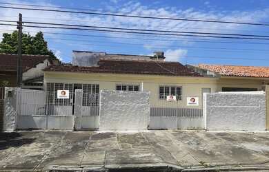 Imagem: A casa possui 4 Dormitórios, 1 Banheiro, 2 Vagas na garagem