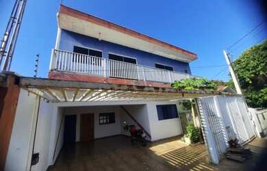 Imagem: A casa possui 3 Dormitórios, 2 Banheiros, 2 Vagas na garagem