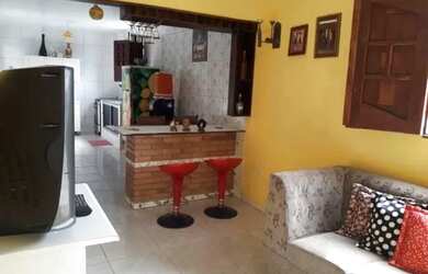 Imagem: A casa e possui 2 Dormitórios, Suítes, 1 Banheiro, 80-0m²