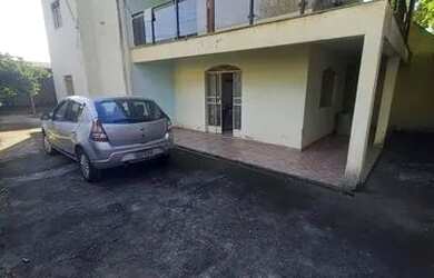 Imagem: A casa possui 5 Dormitórios, 2 Banheiros, 5 Vagas na garagem