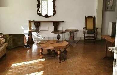 Imagem: A casa possui 4 Dormitórios, 4 Banheiros, 5 Vagas na garagem