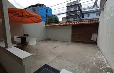 Imagem: A casa possui 2 Dormitórios, 1 Banheiro, 2 Vagas na garagem