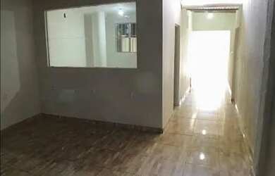 Imagem: A casa possui 1 Dormitório, 2 Banheiros, 1 Vaga na garagem