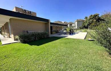 Imagem: A casa em condomínio possui 4 Dormitórios, 5 Banheiros, 5