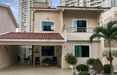 Imagem: A casa em condomínio possui 4 Dormitórios, 5 Banheiros, 4