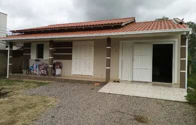 Imagem: A casa possui 2 Dormitórios, 1 Banheiro, 1 Vaga na garagem