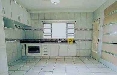 Imagem: A casa possui 3 Dormitórios, 2 Banheiros, 3 Vagas na garagem