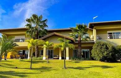 Imagem: A casa em condomínio possui 5 Dormitórios, 5 Banheiros, 918m²