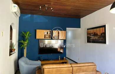 Imagem: A casa possui 4 Dormitórios, 3 Banheiros, 1 Vaga na garagem