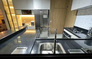 Imagem: A casa em condomínio possui 4 Dormitórios, 4 Banheiros, 200m²